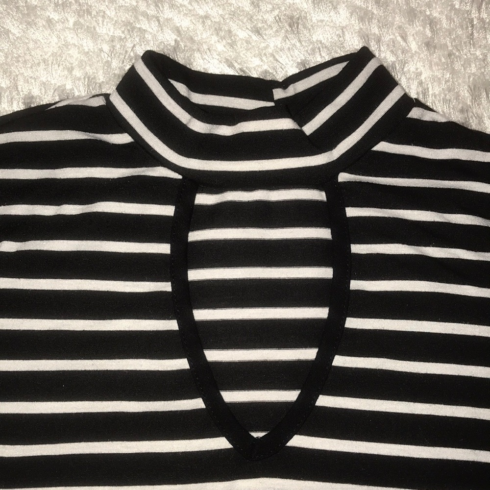 Striped Keyhole Top💓 - Picture 2 of 3